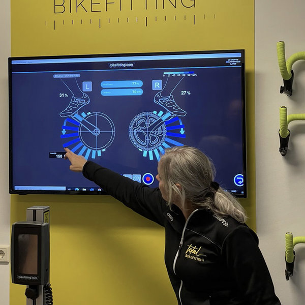 Uitleg tijdens een 3D pedaalanalyse van Total Bikefitting